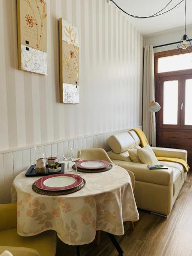 a living room with a table and a couch at Apartamento Netu - kasasbenas in Benasque