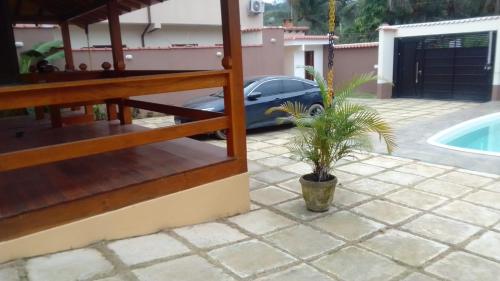 Ein Auto mit einer Topfpflanze parkt vor einem Haus. in der Unterkunft Residência Pádua in Paraty