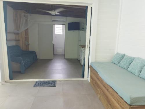 - un salon avec un canapé et un couloir dans l'établissement Studio Ti Bambou, à La Trinité