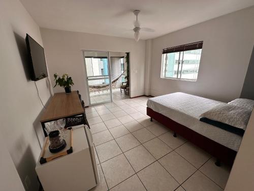 ein Schlafzimmer mit einem Bett und Fliesenboden in der Unterkunft Quarto próximo à praia in Balneário Camboriú