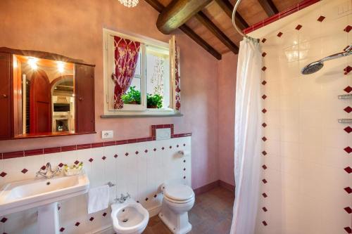 カパンノリにあるLe Vigneのバスルーム(トイレ、洗面台、シャワー付)
