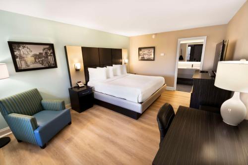 een hotelkamer met een bed en een tafel en stoelen bij Best Western Historical Inn in St. Augustine