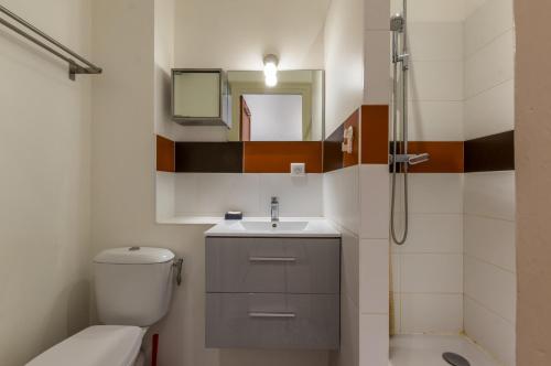 ein Bad mit einem WC, einem Waschbecken und einer Dusche in der Unterkunft Galerie Mediterranee - Premiere conciergerie in Montpellier