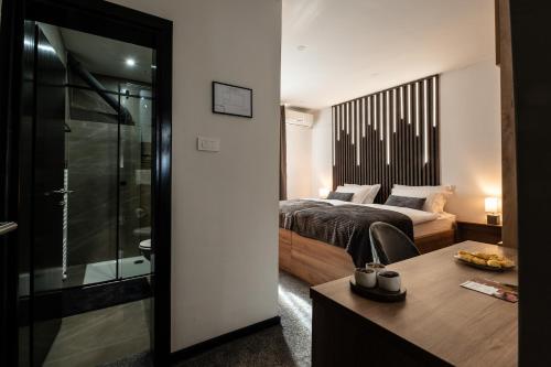 una camera con letto e un bagno con doccia di Soba za noćenje Tončica a Požega