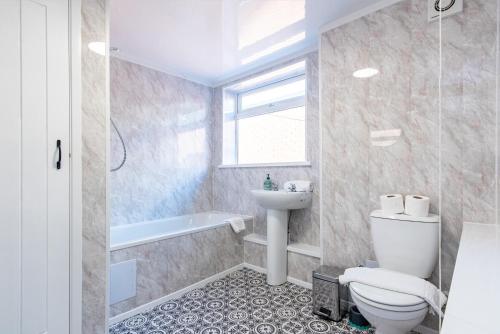 uma casa de banho com um WC, um lavatório e uma banheira em Imeary - 3BR Terraced Near S. Shields em South Shields