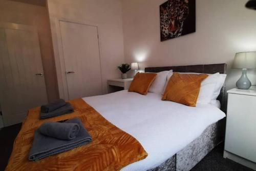 - une chambre avec un grand lit et des serviettes dans l'établissement Finsbury Workstays UK, à Middlesbrough