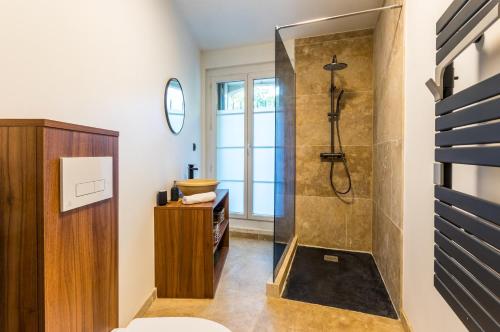 une salle de bain avec douche et toilettes dans l'établissement Atelier Ecusson - Premiere conciergerie, à Montpellier