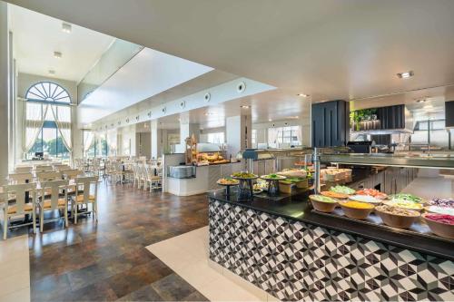 una cafetería con un buffet de comida en un mostrador en Barceló Costa Ballena Golf & Spa, en Costa Ballena