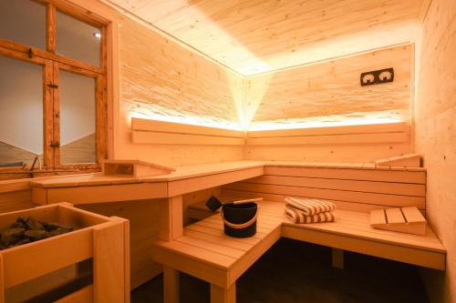 uma pequena sauna de madeira com um banco em Haus am Berg - Pension direkt am Skihang em Kurort Oberwiesenthal