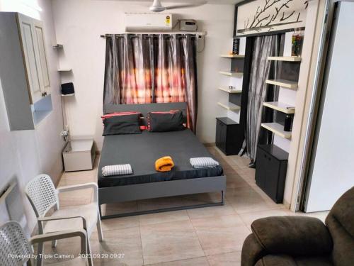 um pequeno quarto com uma cama num quarto em Tiger Den stylish studio Apartment em Chengalpattu