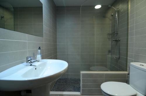 a bathroom with a sink and a toilet and a shower at JARDINS DEL MAR 36 in L'Estartit