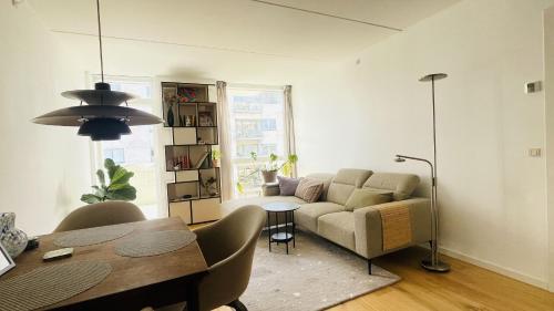 salon z kanapą i stołem w obiekcie ApartmentInCopenhagen Apartment 1574 w Kopenhadze