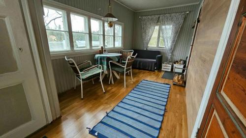 Lake view apartment, Espoo في إسبو: غرفة معيشة مع طاولة وكراسي وسجادة زرقاء