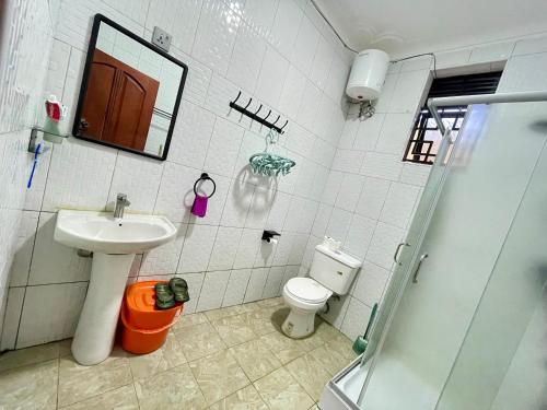 Vonios kambarys apgyvendinimo įstaigoje TREAT HOMIES
