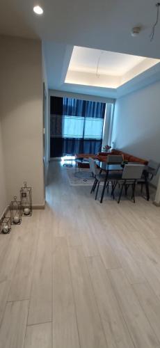 een lege kamer met een tafel en stoelen erin bij Luxury 1+1 bed in NG resident in Istanbul