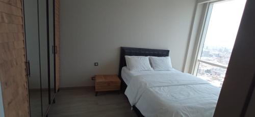 Een bed of bedden in een kamer bij Luxury 1+1 bed in NG resident