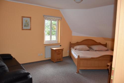 Habitación pequeña con cama y ventana en Hotel La-Pergola en Kolkwitz