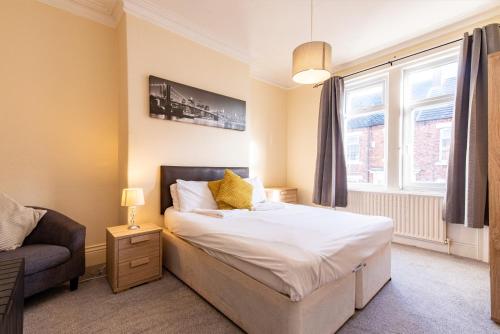Cama ou camas em um quarto em Eglesfield Road - 3-BR Apartment Metro Station & Beach Close By