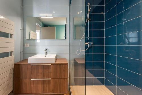 une salle de bain avec un lavabo et un miroir dans l'établissement Chez Magali, à Rouen