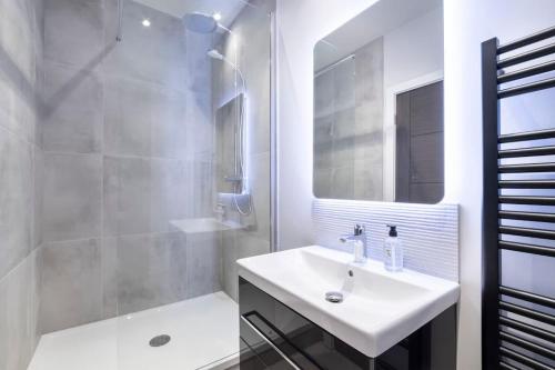 Ванна кімната в City Apartments - Clifton Green 2 Bedroom Apartment