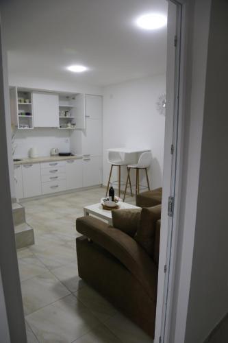 a living room with a couch and a kitchen at Studio T&M, sa parkingom in Obrenovac