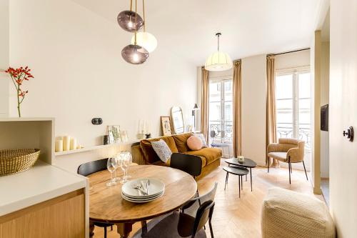 een woonkamer met een bank en een tafel bij Lune Montorgueil in Parijs