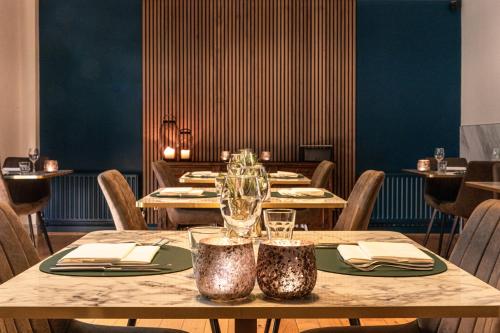 un tavolo in un ristorante con tavoli e sedie occupati di Asperion Hillside Hotel a Guildford