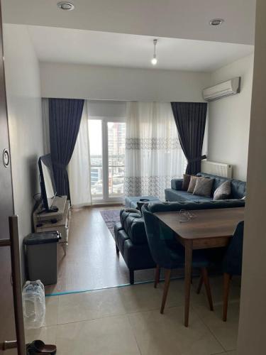 ein Wohnzimmer mit einem Sofa und einem Tisch in der Unterkunft شقة مريحة بغرفتين وصالة في منظقة باشاك شهير - اسطنبول in Istanbul