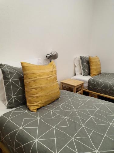 Zimmer mit einem Bett, einem Sofa und einem Stuhl in der Unterkunft Zabava Sacavém in Sacavém