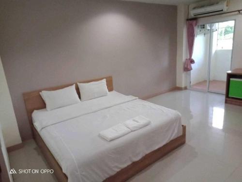 ein Schlafzimmer mit einem Bett mit zwei Handtüchern darauf in der Unterkunft Bumnsaya Place บุญสะญา เพลส in Ban Nong Samet