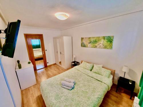 Dormitorio pequeño con cama y TV en Apartamento Daniel Zaragoza, en Zaragoza