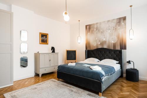 een slaapkamer met een groot bed en een dressoir bij Lara’s Loft in Braşov