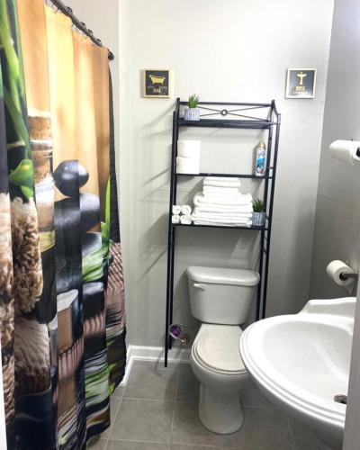 La salle de bains est pourvue de toilettes et d'un lavabo. dans l'établissement Jerzei Estates, à La Nouvelle-Orléans