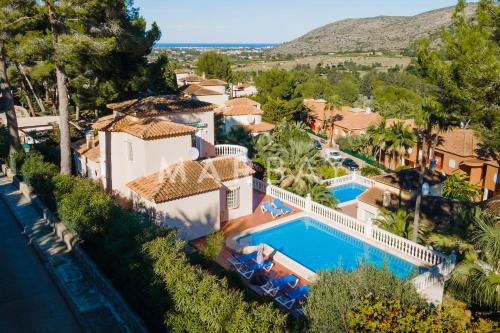 een luchtzicht op een villa met een zwembad bij Ca Adelfa in Muntanya la Sella