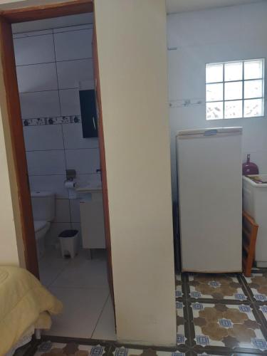 bagno con frigorifero bianco in camera di Pousada da Nicole a São Gabriel