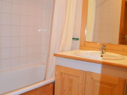 里蒙紐耶的住宿－Appartement Les Menuires, 2 pièces, 6 personnes - FR-1-452-111，浴室配有盥洗盆和浴缸。