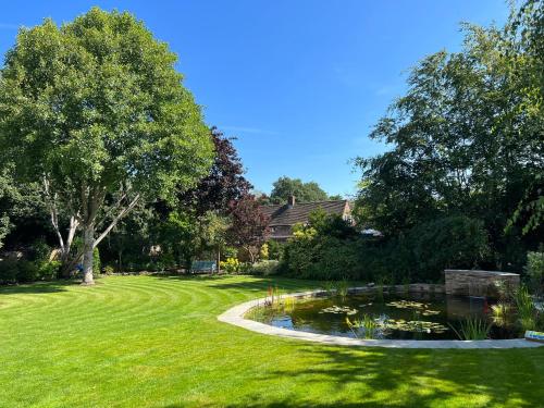 un jardín con un estanque en medio de un patio en Asperion Hillside Hotel, en Guildford