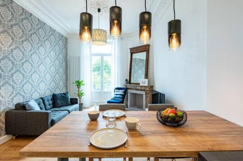 a living room with a table with a bowl of fruit on it at Secteur Gare et GEM: 2 pièces - fibre - confort + in Grenoble