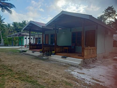 une petite maison avec un toit bleu dans l'établissement Renata Cottages, à Ohoililir