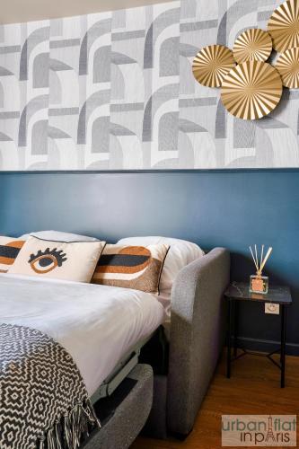 une chambre avec un lit et une table de chevet dans l'établissement 02 - Pretty 4BDR Flat in Paris, à Paris