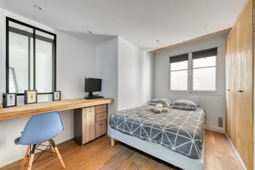 une chambre avec un lit, un bureau et une chaise bleue dans l'établissement Luxurious flat - Square du Temple in Paris, à Paris