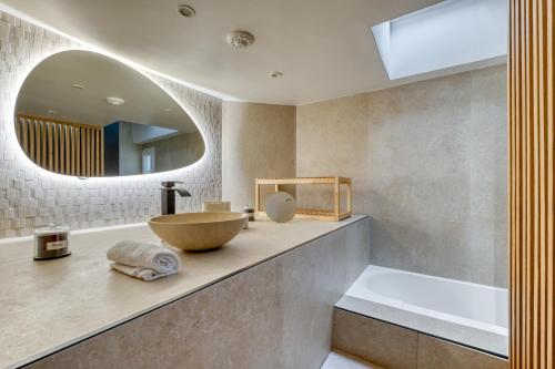 La salle de bains est pourvue d'un lavabo et d'une baignoire. dans l'établissement Luxurious flat - Square du Temple in Paris, à Paris