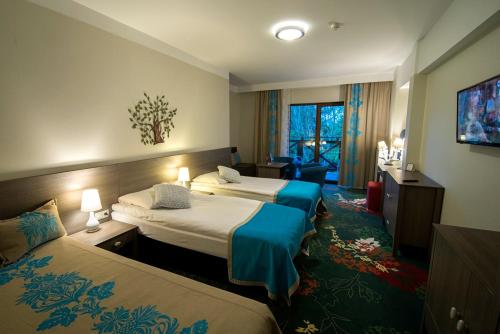 pokój hotelowy z 2 łóżkami i kanapą w obiekcie Hotel EUROPA - Górnicza Strzecha w Szklarskiej Porębie