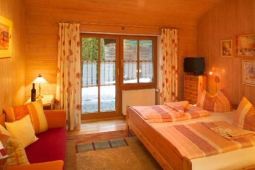 1 dormitorio con 2 camas y ventana en Haus Miller, en Nesselwang