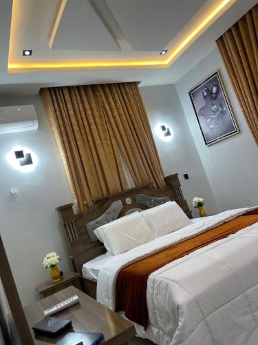 Habitación de hotel con 2 camas y mesa en Luxurious Three-Bedroom Apartment In Wuye Abuja - New Base Apartments, en Dakibiu