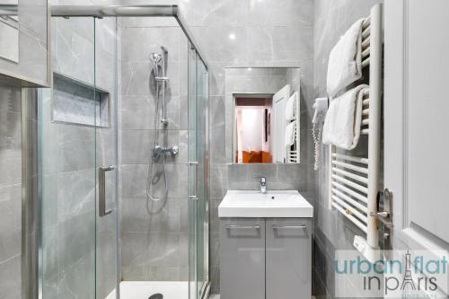 une salle de bain avec douche et lavabo dans l'établissement Urban Flat 57 - Luxury 4BDR Parisian Flat in Paris, à Paris
