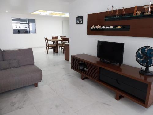 a living room with a couch and a flat screen tv at Apto de 4 quartos-a uma quadra da praia de Boa Viagem in Recife
