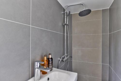 une salle de bain avec douche et lavabo dans l'établissement Urban Flat 117 - Charming 3BDR Apartment in Paris, à Paris