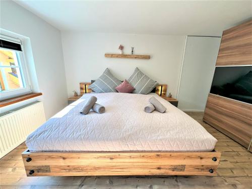 um quarto com uma cama de madeira num quarto em BIG Apartment for YOUR DREAM Vacation Bavarian Forest + NETFLIX em Schöfweg