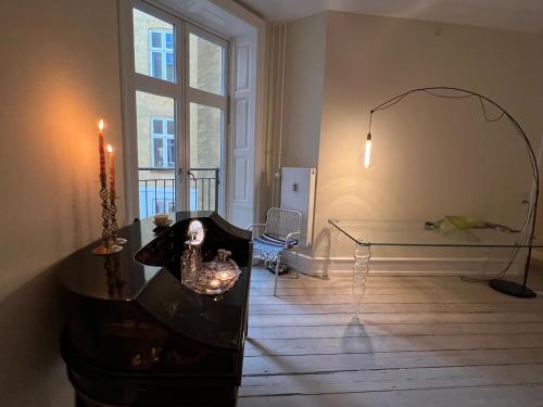 コペンハーゲンにあるOuthentic Apartmentのリビングルーム(テーブル、窓付)